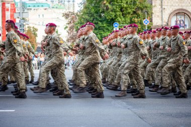 Ukrayna, Kyiv - 18 Ağustos 2021: hava kuvvetleri. Ukrayna ordusu. Kurtarıcılardan oluşan bir müfreze var. Kurtarıcılar. Askeri sistem geçit töreninde yürüyor. Kalabalığın yürüyüşü. Ordu askerleri.