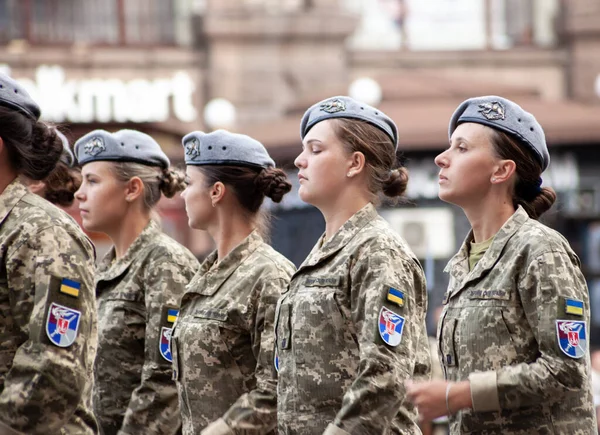 ウクライナ、キエフ- 2021年8月18日:軍の女の子。空挺部隊だ。ウクライナ軍。パレードには救助隊が行進している。3月の群衆。陸軍兵士。制服を着た女兵士. — ストック写真