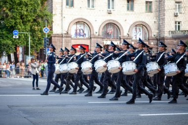 Ukrayna, Kyiv - 18 Ağustos 2021: Bateristlerin kadın orkestrası. Geçit törenindeki güzel polis kızları. Davulu olan kadın memur. Üniformalı davulcu. Hava Kuvvetleri Ukrayna askeri