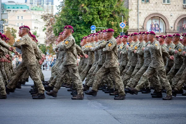 Ukrajna, Kijev - augusztus 18, 2021: Légi erők. Ukrán hadsereg. Van egy mentőkülönítmény. Mentők. A katonai rendszer felvonul a felvonuláson. A tömeg indulója. Katonák — Stock Fotó