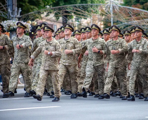 Ukrayna, Kyiv - 18 Ağustos 2021: hava kuvvetleri. Ukrayna ordusu. Kurtarıcılardan oluşan bir müfreze var. Kurtarıcılar. Askeri sistem geçit töreninde yürüyor. Kalabalığın yürüyüşü. Ordu askerleri. — Stok fotoğraf