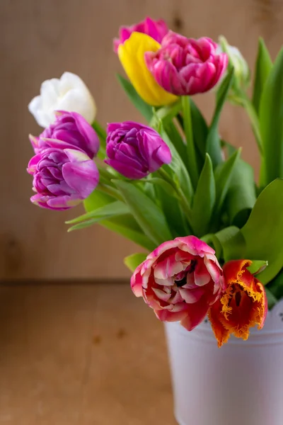 Mischung aus Frühlingsblumen. Strauß in einer Vase vorhanden. Vielfarbige Frühlingsblume. Geschenk. Rot, rosa, weiß und gelb. Hintergrund mit Blumen Tulpen Nahaufnahme verschiedene Farben — Stockfoto