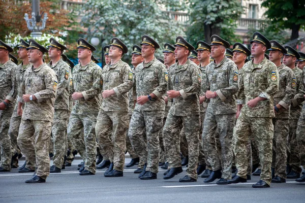 Ukrajna, Kijev - augusztus 18, 2021: Légi erők. Ukrán hadsereg. Van egy mentőkülönítmény. Mentők. A katonai rendszer felvonul a felvonuláson. A tömeg indulója. Katonák — Stock Fotó