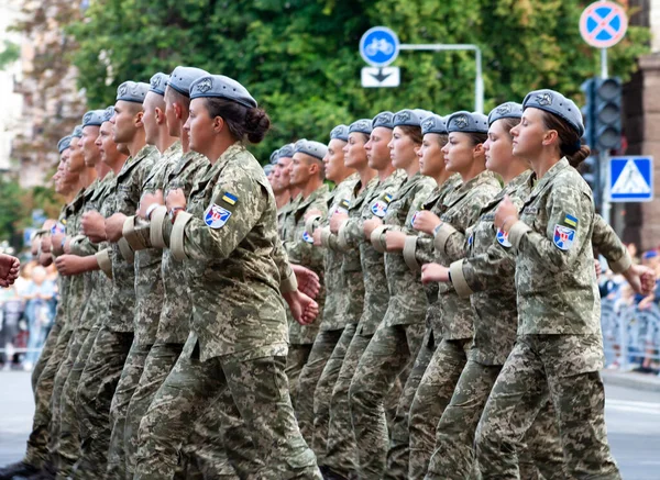 ウクライナ、キエフ- 2021年8月18日:軍の女の子。空挺部隊だ。ウクライナ軍。パレードには救助隊が行進している。3月の群衆。陸軍兵士。制服を着た女兵士. — ストック写真