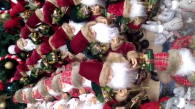Oyuncak Noel Babalar mağazada. Yeni yıl oyuncaklarının Noel Fuarı. Noel Baba ağacın altında. Aralık 'ın havası. Dekor alışverişi, tatil hazırlığı. Kırmızı Şapkalı Cüce.