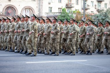 Ukrayna, Kyiv - 18 Ağustos 2021: hava kuvvetleri. Ukrayna ordusu. Kurtarıcılardan oluşan bir müfreze var. Kurtarıcılar. Askeri sistem geçit töreninde yürüyor. Kalabalığın yürüyüşü. Ordu askerleri.