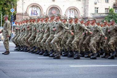 Ukrayna, Kyiv - 18 Ağustos 2021: hava kuvvetleri. Ukrayna ordusu. Kurtarıcılardan oluşan bir müfreze var. Kurtarıcılar. Askeri sistem geçit töreninde yürüyor. Kalabalığın yürüyüşü. Ordu askerleri.