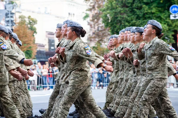 Ukrajna, Kijev - augusztus 18, 2021: Katonai lányok. Légierő. Ukrán hadsereg. Egy mentőosztag masírozik a felvonuláson. Induló tömeg. Katonák. Női katona egyenruhában.. — Stock Fotó