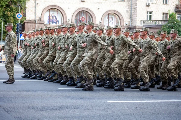 Украина, Киев - 18 августа 2021 года: Воздушно-десантные войска. Украинские военные. Есть отряд спасателей. Спасатели. Военная система марширует на параде. Марш толпы. Солдаты армии — стоковое фото