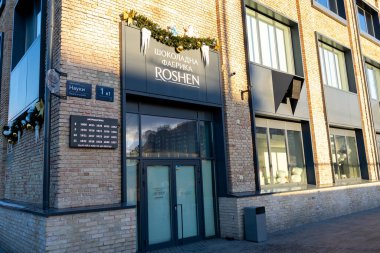 Ukrayna, Kiev - 7 Ocak 2022: Roshen Çikolata Fabrikası. Binanın ana girişi ve tabela logosu. Şekerleme fabrikası, Roshen Şirketi amblemi..