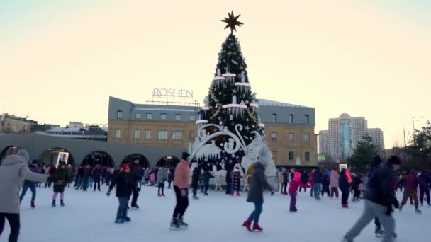IJsbaan in de winter. Mensen schaatsen. Schaatsen rijden op ijs. Schaatsen is een wintersport en entertainment. Vrouwen, kinderen, mannenbenen gaan.. — Stockvideo