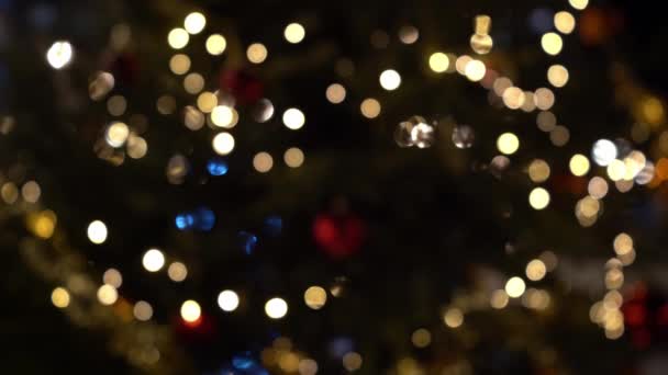 A koszorúk fényei. Homályos, lágy fókusz. A koszorú villog. Városi fények éjszaka. Karácsonyi hangulat. — Stock videók