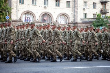 Ukrayna, Kyiv - 18 Ağustos 2021: hava kuvvetleri. Ukrayna ordusu. Kurtarıcılardan oluşan bir müfreze var. Kurtarıcılar. Askeri sistem geçit töreninde yürüyor. Kalabalığın yürüyüşü. Ordu askerleri.