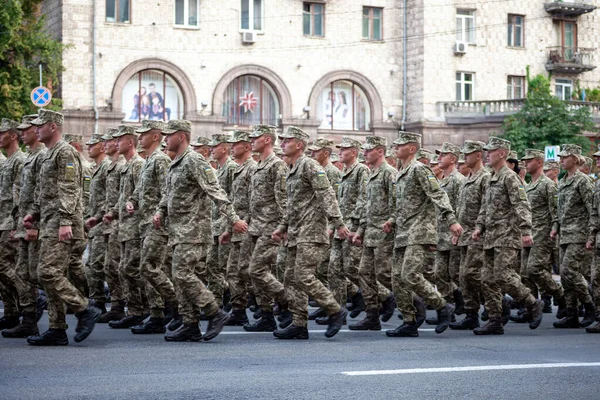 ウクライナ、キエフ- 2021年8月18日:空挺部隊。ウクライナ軍。救助者の分遣隊がいる。救助者だ。軍事システムはパレードに行進しています。群衆の3月。陸軍兵士 — ストック写真