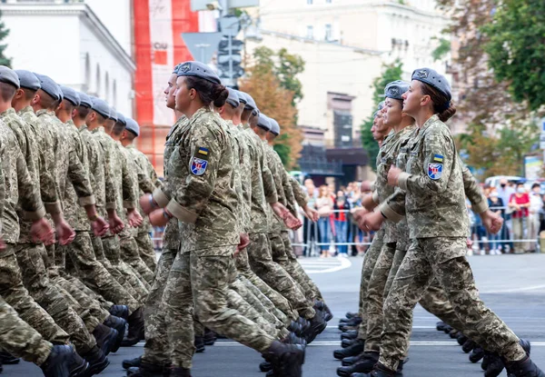 Украина, Киев - 18 августа 2021 года: Военные девушки. Воздушные силы. Украинские военные. На параде марширует отряд спасателей. Мартовская толпа Солдаты армии. Женщина-солдат в форме. — стоковое фото