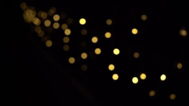 Bokeh dolusu çelenk. Bulanık yumuşak odak. Çelenk yanıp sönüyor. Gece şehir ışıkları. Noel havası.