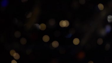 Bokeh dolusu çelenk. Bulanık yumuşak odak. Çelenk yanıp sönüyor. Gece şehir ışıkları. Noel havası.