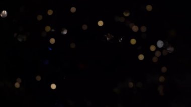 Bokeh dolusu çelenk. Bulanık yumuşak odak. Çelenk yanıp sönüyor. Gece şehir ışıkları. Noel havası.