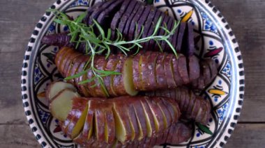 Tatlı patates, tavada pişirilmiş tatlı patatesler. Kızartılmış ve baharat ve tuzla pişirilmiş. Parçalara ayırıp dilimlere ayırmak. Sağlıklı yiyecekler üst görüntüde. Tahta bir masada patates yemeği..