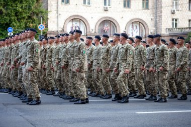 Ukrayna, Kyiv - 18 Ağustos 2021: hava kuvvetleri. Ukrayna ordusu. Kurtarıcılardan oluşan bir müfreze var. Kurtarıcılar. Askeri sistem geçit töreninde yürüyor. Kalabalığın yürüyüşü. Ordu askerleri.