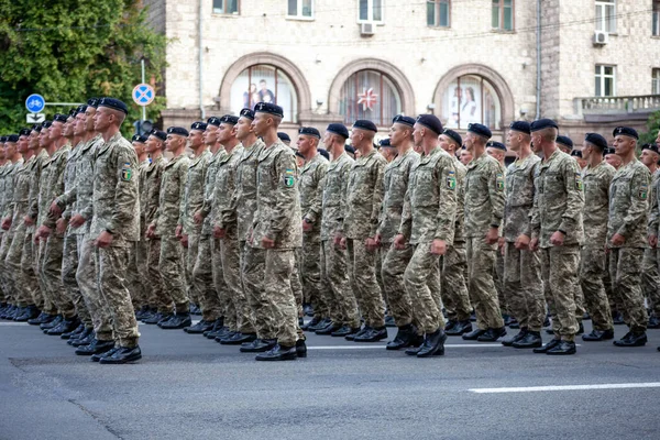 ウクライナ、キエフ- 2021年8月18日:空挺部隊。ウクライナ軍。救助者の分遣隊がいる。救助者だ。軍事システムはパレードに行進しています。群衆の3月。陸軍兵士 — ストック写真