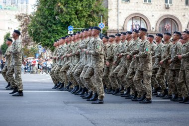Ukrayna, Kyiv - 18 Ağustos 2021: hava kuvvetleri. Ukrayna ordusu. Kurtarıcılardan oluşan bir müfreze var. Kurtarıcılar. Askeri sistem geçit töreninde yürüyor. Kalabalığın yürüyüşü. Ordu askerleri.