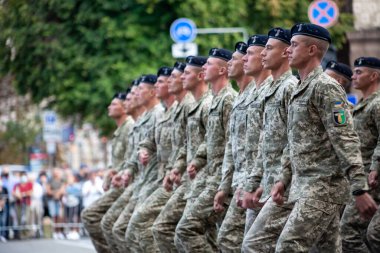 Ukrayna, Kyiv - 18 Ağustos 2021: hava kuvvetleri. Ukrayna ordusu. Kurtarıcılardan oluşan bir müfreze var. Kurtarıcılar. Askeri sistem geçit töreninde yürüyor. Kalabalığın yürüyüşü. Ordu askerleri.