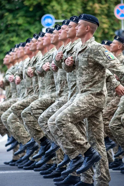 Ucrânia, Kiev - 18 de agosto de 2021: Forças aéreas. Militar ucraniano. Há um destacamento de socorristas. Resgatadores. O sistema militar está a marchar no desfile. Marcha da multidão. Soldados do exército — Fotografia de Stock