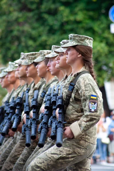 Ukraine, Kyiv - August 18, 2021: Military girls. Airborne forces. Ukrainian military. There is a detachment of rescuers marching in the parade. March crowd. Army soldiers. Woman soldier in uniform. — Fotografia de Stock