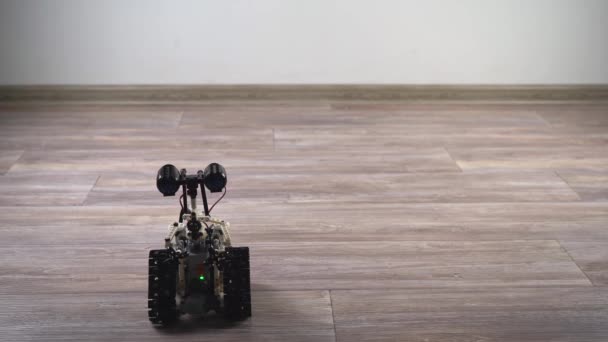 Το ρομπότ από τον παιδικό σχεδιαστή στον πίνακα ελέγχου. Εκπαιδευτικό παιχνίδι. Ένα τηλεκατευθυνόμενο ρομπότ πέφτει στο πάτωμα. Ρομποτική σε δράση — Αρχείο Βίντεο