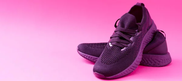 Concepto de zapatillas con lugar para texto. Primer plano de las zapatillas de deporte de color rosa sobre un fondo brillante. Zapatillas deportivas para correr y fitness. Un cómodo par de zapatos cotidianos. —  Fotos de Stock