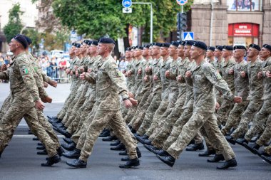Ukrayna, Kyiv - 18 Ağustos 2021: hava kuvvetleri. Ukrayna ordusu. Kurtarıcılardan oluşan bir müfreze var. Kurtarıcılar. Askeri sistem geçit töreninde yürüyor. Kalabalığın yürüyüşü. Ordu askerleri.