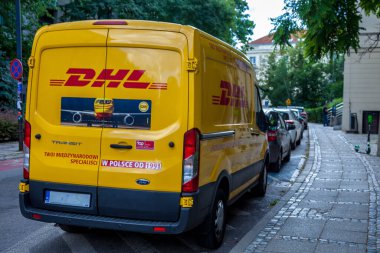 Varşova, Polonya - 28 Haziran 2019 DHL teslimat sarı otobüs. Paket ve posta taşımacılığı. Şehirdeki taşımacılık