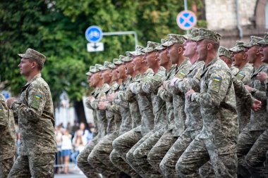 Ukrayna, Kyiv - 18 Ağustos 2021: hava kuvvetleri. Ukrayna ordusu. Kurtarıcılardan oluşan bir müfreze var. Kurtarıcılar. Askeri sistem geçit töreninde yürüyor. Kalabalığın yürüyüşü. Ordu askerleri.