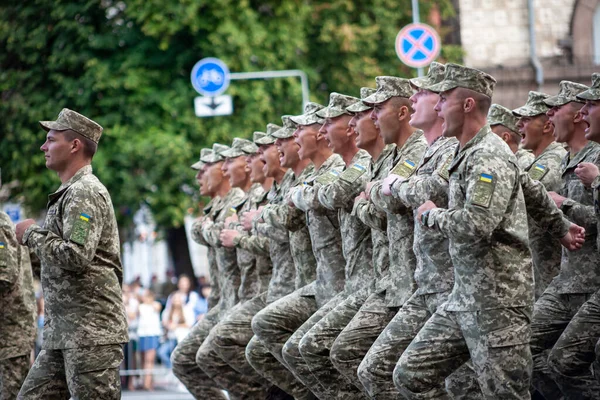Украина, Киев - 18 августа 2021 года: Воздушно-десантные войска. Украинские военные. Есть отряд спасателей. Спасатели. Военная система марширует на параде. Марш толпы. Солдаты армии — стоковое фото