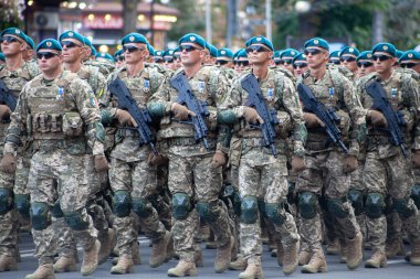 Ukrayna, Kyiv - 18 Ağustos 2021: hava kuvvetleri. Ukrayna ordusu. Kurtarıcılardan oluşan bir müfreze var. Kurtarıcılar. Askeri sistem geçit töreninde yürüyor. Kalabalığın yürüyüşü. Ordu askerleri.