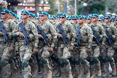 Ukrayna, Kyiv - 18 Ağustos 2021: hava kuvvetleri. Ukrayna ordusu. Kurtarıcılardan oluşan bir müfreze var. Kurtarıcılar. Askeri sistem geçit töreninde yürüyor. Kalabalığın yürüyüşü. Ordu askerleri.