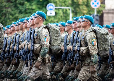 Ukrayna, Kyiv - 18 Ağustos 2021: hava kuvvetleri. Ukrayna ordusu. Kurtarıcılardan oluşan bir müfreze var. Kurtarıcılar. Askeri sistem geçit töreninde yürüyor. Kalabalığın yürüyüşü. Ordu askerleri.