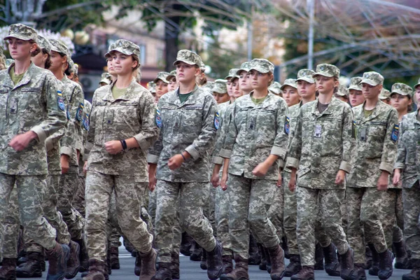 ウクライナ、キエフ- 2021年8月18日:軍の女の子。空挺部隊だ。ウクライナ軍。パレードには救助隊が行進している。3月の群衆。陸軍兵士。制服を着た女兵士. — ストック写真