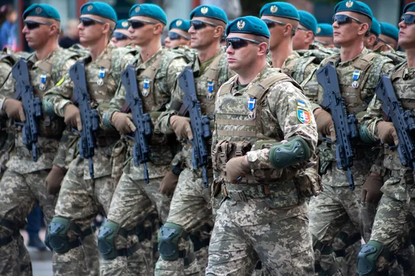 Ukrayna, Kyiv - 18 Ağustos 2021: hava kuvvetleri. Ukrayna ordusu. Kurtarıcılardan oluşan bir müfreze var. Kurtarıcılar. Askeri sistem geçit töreninde yürüyor. Kalabalığın yürüyüşü. Ordu askerleri.
