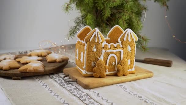 Piernikowy domowy świąteczny domowy wypiek. Piernikowy Człowiek. Ciasteczka w kształcie choinki i płatków śniegu na stole. Jedzenie na deser. Chleb imbirowy. — Wideo stockowe