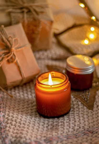 Cam kavanozdaki kokulu mum. Kahve aromalı. Yıldız anason, tarçın çubukları, kurutulmuş portakal. Durgun hayat. Kahve çekirdeği. Mumlu kahverengi kavanozlar. Aromaterapi