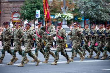 Ukrayna, Kyiv - 18 Ağustos 2021: hava kuvvetleri. Ukrayna ordusu. Kurtarıcılardan oluşan bir müfreze var. Kurtarıcılar. Askeri sistem geçit töreninde yürüyor. Kalabalığın yürüyüşü. Ordu askerleri.