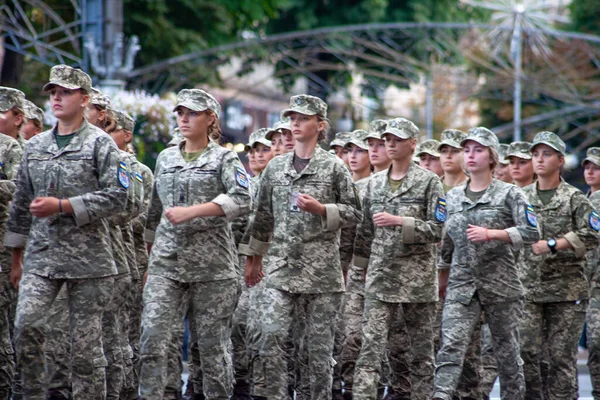 Ukrayna, Kyiv - 18 Ağustos 2021: Askeri kızlar. Hava kuvvetleri. Ukrayna ordusu. Geçit töreninde yürüyen bir kurtarma ekibi var. Yürüyüş kalabalık. Ordu askerleri. Üniformalı kadın asker.