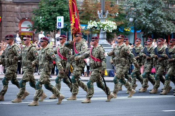 Ukrayna, Kyiv - 18 Ağustos 2021: hava kuvvetleri. Ukrayna ordusu. Kurtarıcılardan oluşan bir müfreze var. Kurtarıcılar. Askeri sistem geçit töreninde yürüyor. Kalabalığın yürüyüşü. Ordu askerleri.