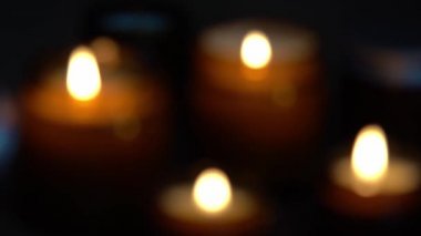 Kahverengi cam kavanozlarda Aroma mumları. Mum karanlıkta yanar. Aromaterapi, romantizm ve spa 'da rahatlama. Kokulu ve soya mumları geceleri yanar. Kavanozda balmumu ve parafin.