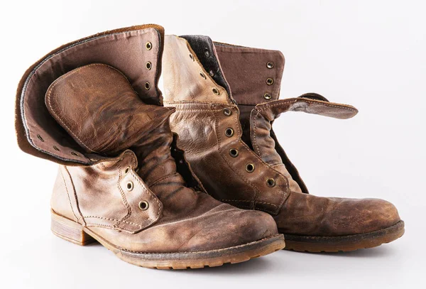 Zapatos viejos sobre fondo blanco. Zapato de cuero marrón. Zapatos gastados. — Foto de Stock