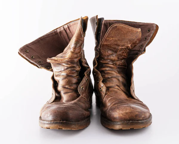 白い背景に古い靴。革の茶色の靴。履いた靴. — ストック写真