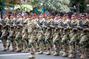 Ukrayna, Kyiv - 18 Ağustos 2021: hava kuvvetleri. Ukrayna ordusu. Kurtarıcılardan oluşan bir müfreze var. Kurtarıcılar. Askeri sistem geçit töreninde yürüyor. Kalabalığın yürüyüşü. Ordu askerleri.