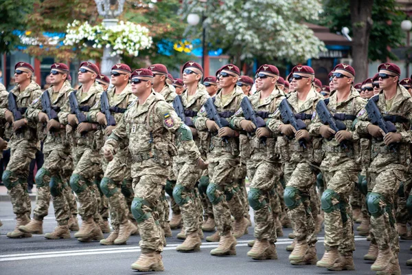 Ucrania, Kiev - 18 de agosto de 2021: Fuerzas aéreas. Militar ucraniano. Hay un destacamento de rescatistas. Rescatadores. El sistema militar está marchando en el desfile. Marcha de la multitud. Soldados del ejército — Foto de Stock